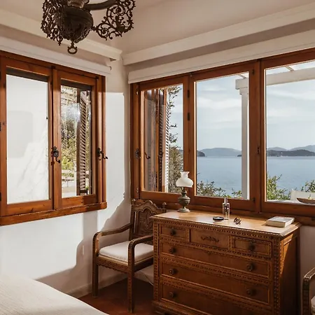 Anthea - Seafront 3-bedroom House