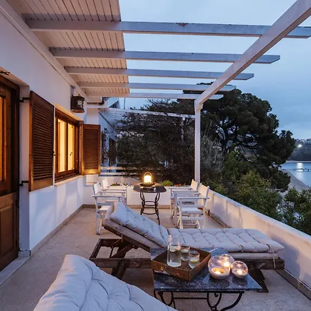 Villa Anthea - Seafront 3-bedroom House